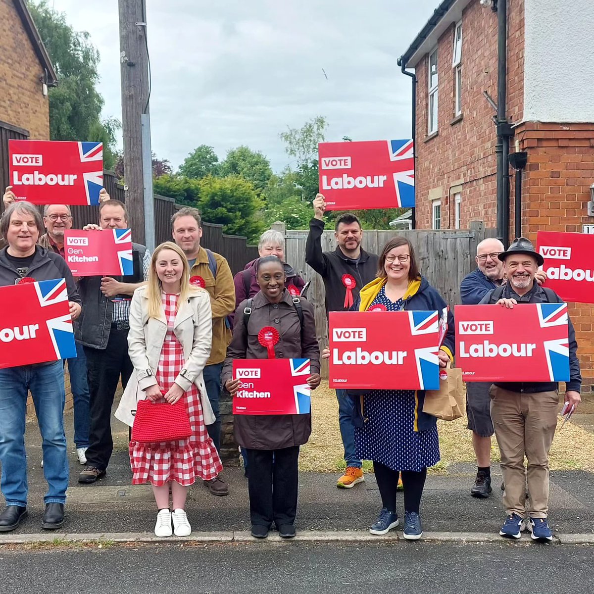 JoeWalkerUK's tweet photo. Brilliant to come up to Wellingborough to campaign for the fantastic @Gen_Kitchen_WR with the #HackneyOnTour crew. Lots of people voting Labour for the first time and ready for #change.
#VoteLabour #VoteChange ๐น https://t.co/UtNfscJj19