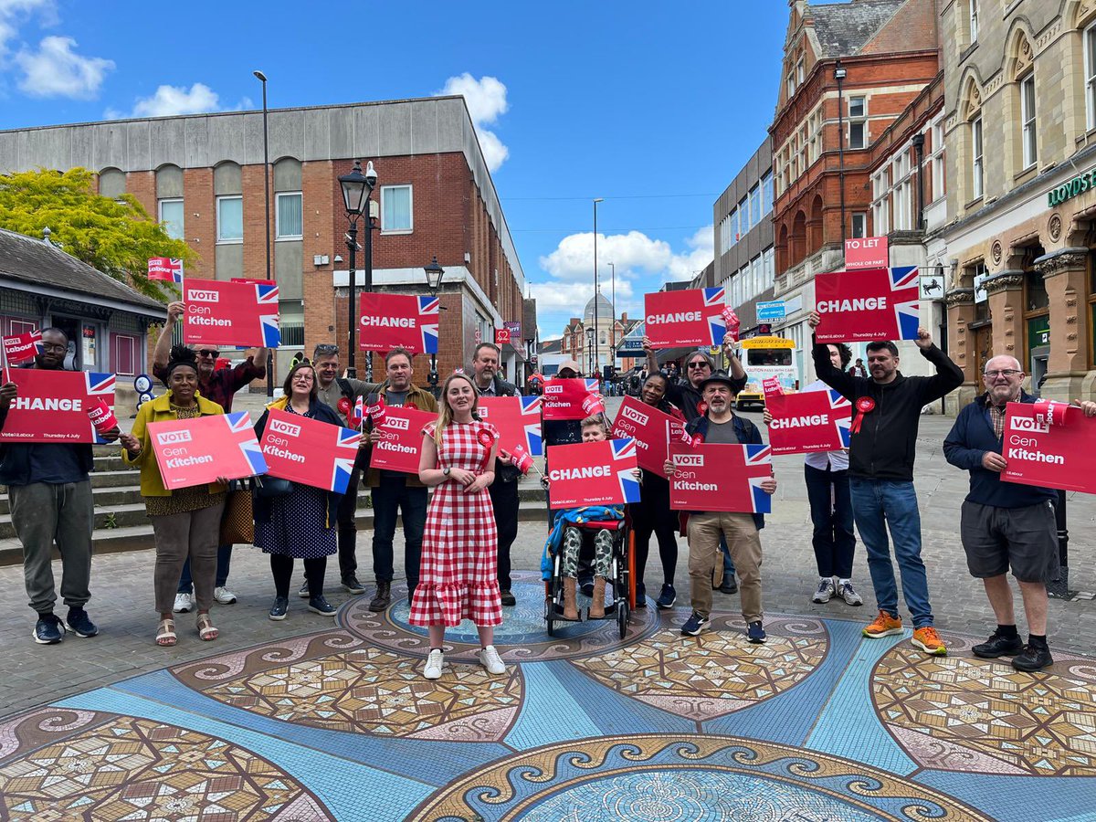 JoeWalkerUK's tweet photo. Brilliant to come up to Wellingborough to campaign for the fantastic @Gen_Kitchen_WR with the #HackneyOnTour crew. Lots of people voting Labour for the first time and ready for #change.
#VoteLabour #VoteChange ๐น https://t.co/UtNfscJj19