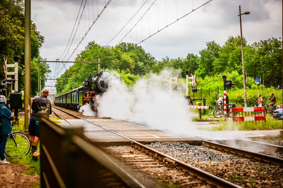 Kijk op Amersfoort: Stoomtrein rijdt vandaag tussen Amersfoort, Baarn, Hilversum en Utrecht. Vandaag wordt onder andere 150 jaar Oosterspoorweg gevierd. De gehele dag rijdt de trein heen en weer. Vele belangstellenden en treinfans stonden langs de route om een glimp op de vangen