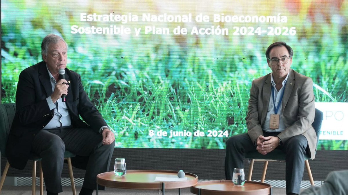 MGAPUruguay's tweet photo. #AHORA el ministro Mattos junto a @rbouvier10 de @ambiente, la directora de #OPYPA Verónica Durán y equipo del #MGAP presentan en Expo Sostenible la “Estrategia Nacional de Bioeconomía Sostenible” #ENBS en el marco de la Estratégia Nacional de Desarrollo Agropecuario #SENDA https://t.co/zgUtM5JlP2