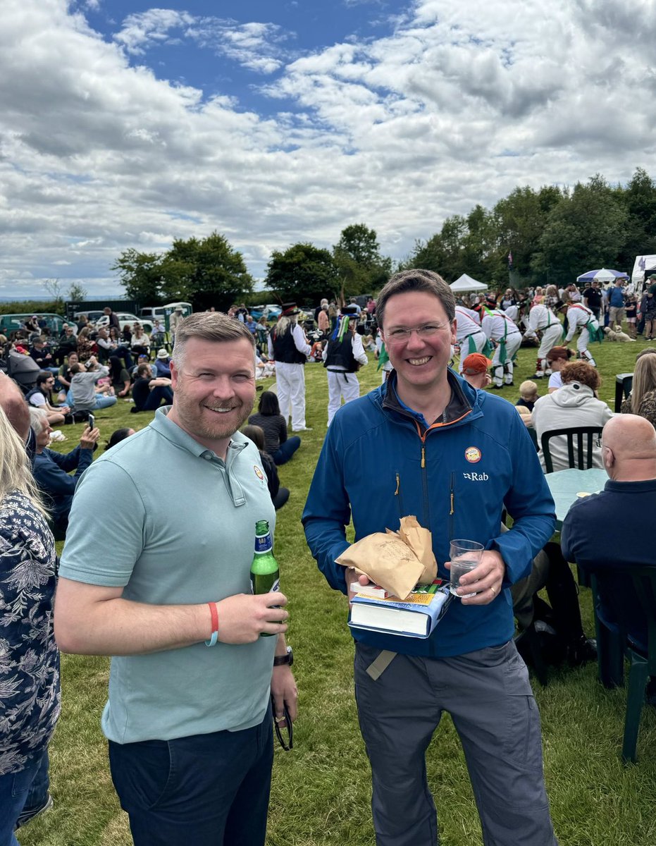 _LiamWalker_'s tweet photo. βοΈPerfect weather for #Ramsden Fete this afternoon and catchup with @robertcourts. We both avoided the temptation to join the Charlbury Morris dancersβ¦ https://t.co/0Ze1INkGVj
