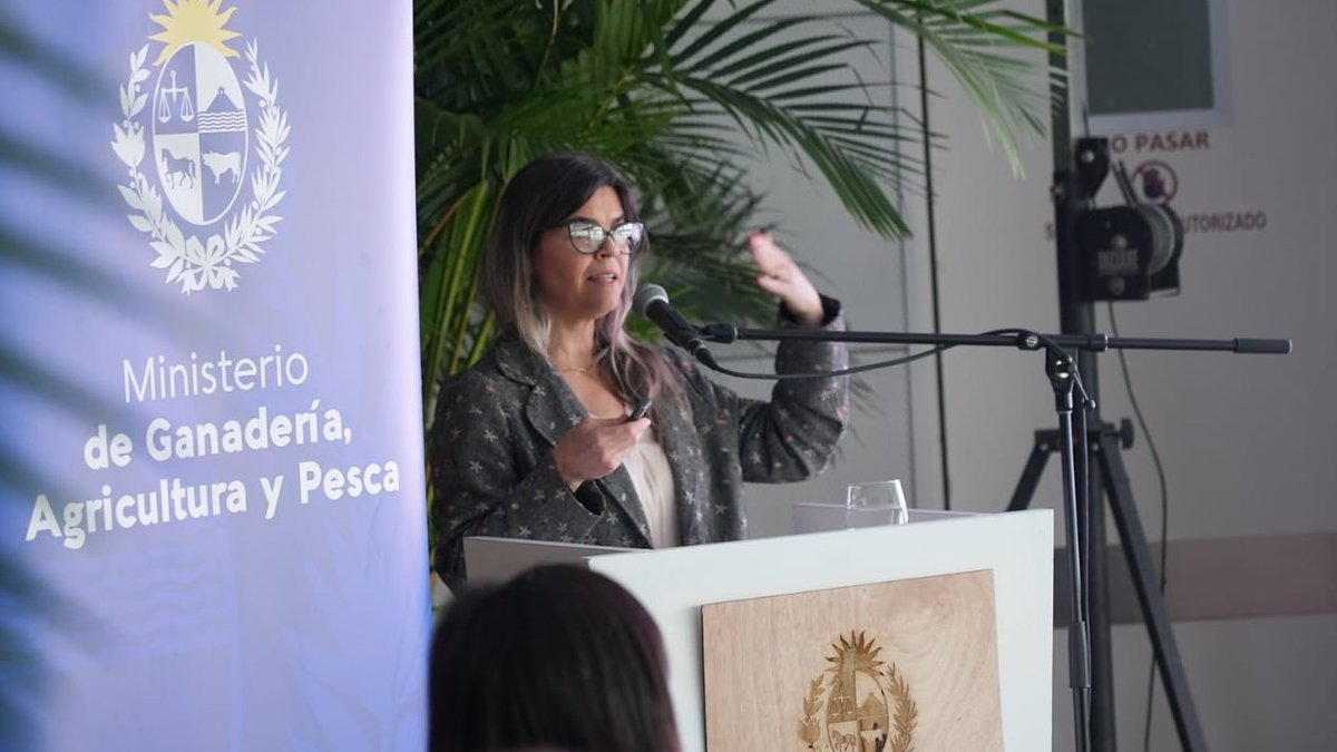 MGAPUruguay's tweet photo. #AHORA el ministro Mattos junto a @rbouvier10 de @ambiente, la directora de #OPYPA Verónica Durán y equipo del #MGAP presentan en Expo Sostenible la “Estrategia Nacional de Bioeconomía Sostenible” #ENBS en el marco de la Estratégia Nacional de Desarrollo Agropecuario #SENDA https://t.co/zgUtM5JlP2