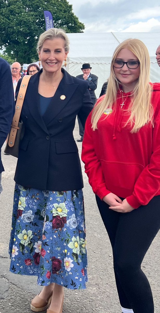 Fjm13's tweet photo. Great day @SouthEngShows yesterday. Mia got to meet The Duchess of Edinburgh who very kindly had a photo with Surrey young farmers. #surreyyoungfarmers#newdigateyoungfarmers#greatdayout@duchessofedingburgh https://t.co/CTOVuHpQMU