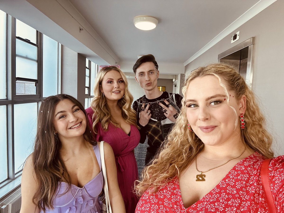 ryan_chatton's tweet image. What if i told you im back? ✌🏻✨
@taylorswift13 @taylornation13 

#TSTheErasTour #TSTheErasTourEdinburgh