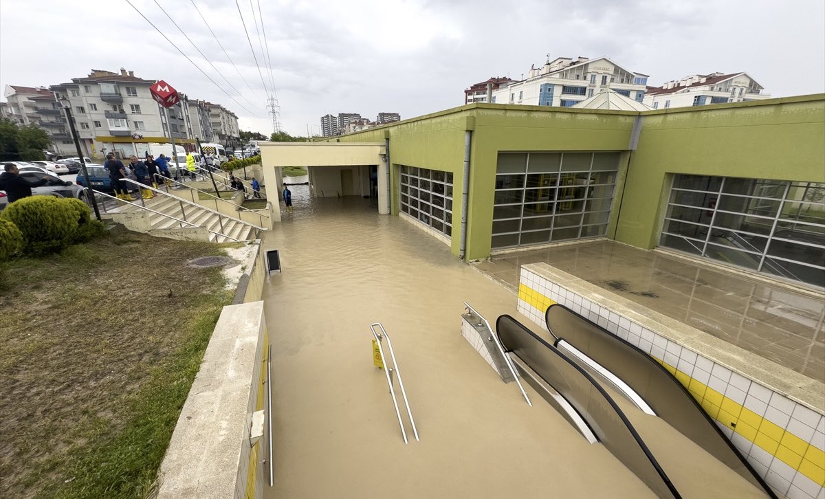 Mansur başkan ve ekibi görevde bir dönemi (5 yıl) geride bıraktı, ikinci dönemden gün almaya başladı.

Her olumsuzluk hâlâ geçmiş yönetimlere fatura ediliyor.

Bir saat yağmur yağdı, sokaklar, caddeler göle döndü, hayat felç oldu, yine öyle.

Parti taassubuyla, ideolojik ön