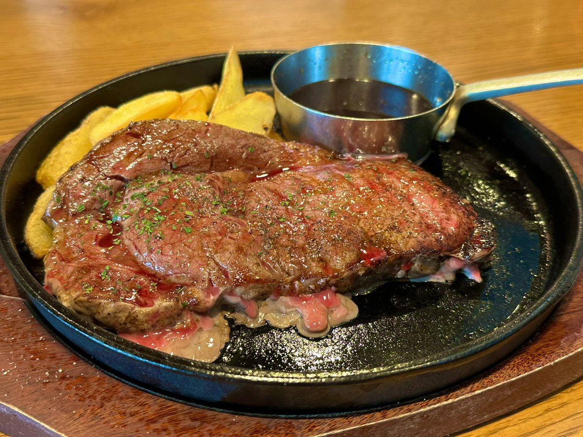 jinda_pic's tweet photo. 庭園と肉 #じんぴの写真 https://t.co/lk7bPoM6aB
