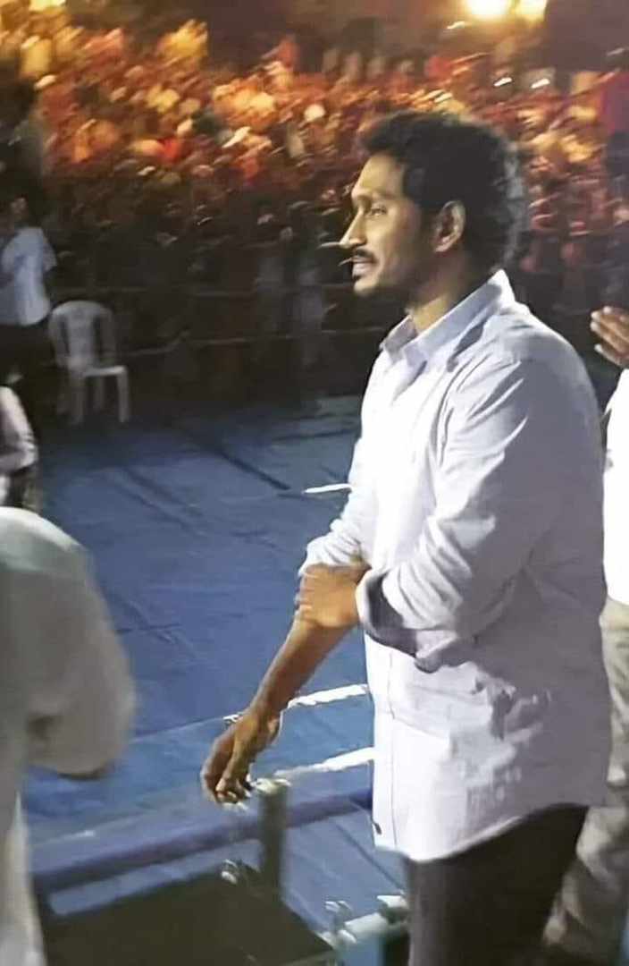 IPAC వెళ్ళిపోయింది .... నువ్వు తోపు తురుము అన్న నాయకులు లేరు ... నీ వల్ల కోట్లు సంపాదిచిన వ్యాపారవేత్తలు లేరు. 
నీ కుటుంబ సభ్యులు లేరు ... నీతో ఉన్నది అప్పటికి ఇప్పటికి నీ వల్ల ఏమి లాభపడని ఇబ్బందులకు గురవుతున్న సామాన్య కార్యకర్తలు మాత్రమే