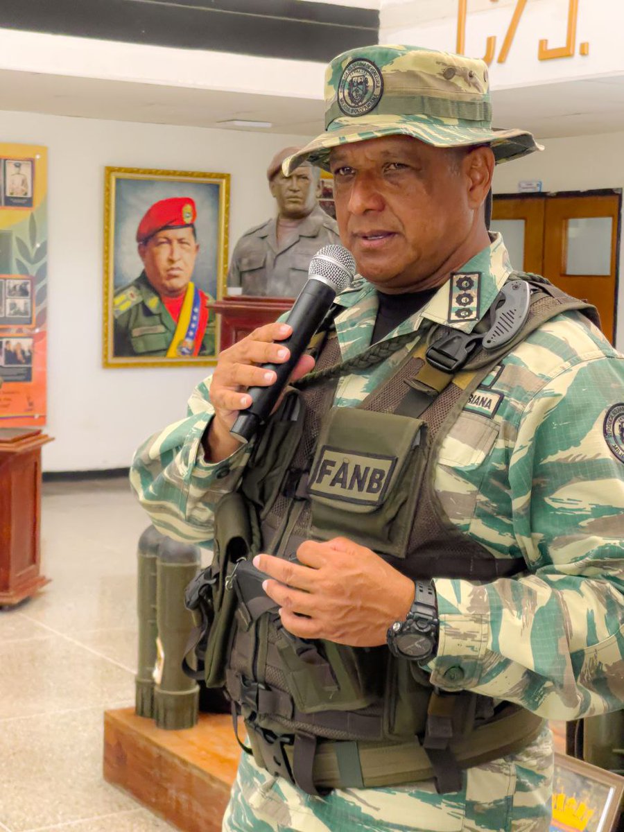 Milicia_ve's tweet photo. La @Milicia_B1 quinto componente especial de la #FANB, cumpliendo con su labor constitucional, realizó jornada de entrega del mapa político territorial de la República Bolivariana de Venezuela, en la @AMOTHCH, dando a conocer los hechos históricos y jurídicos que respaldan nuestra postura sobre el el Esequibo.

Nuestro Comandante General, MG. @opermarcano4, siempre a la vanguardia de estas actividades donde se realza el patriotismo, realizó disertación sobre tan importante tema como lo es la defensa del Esequibo.

#ElEsequiboEsNuestro.