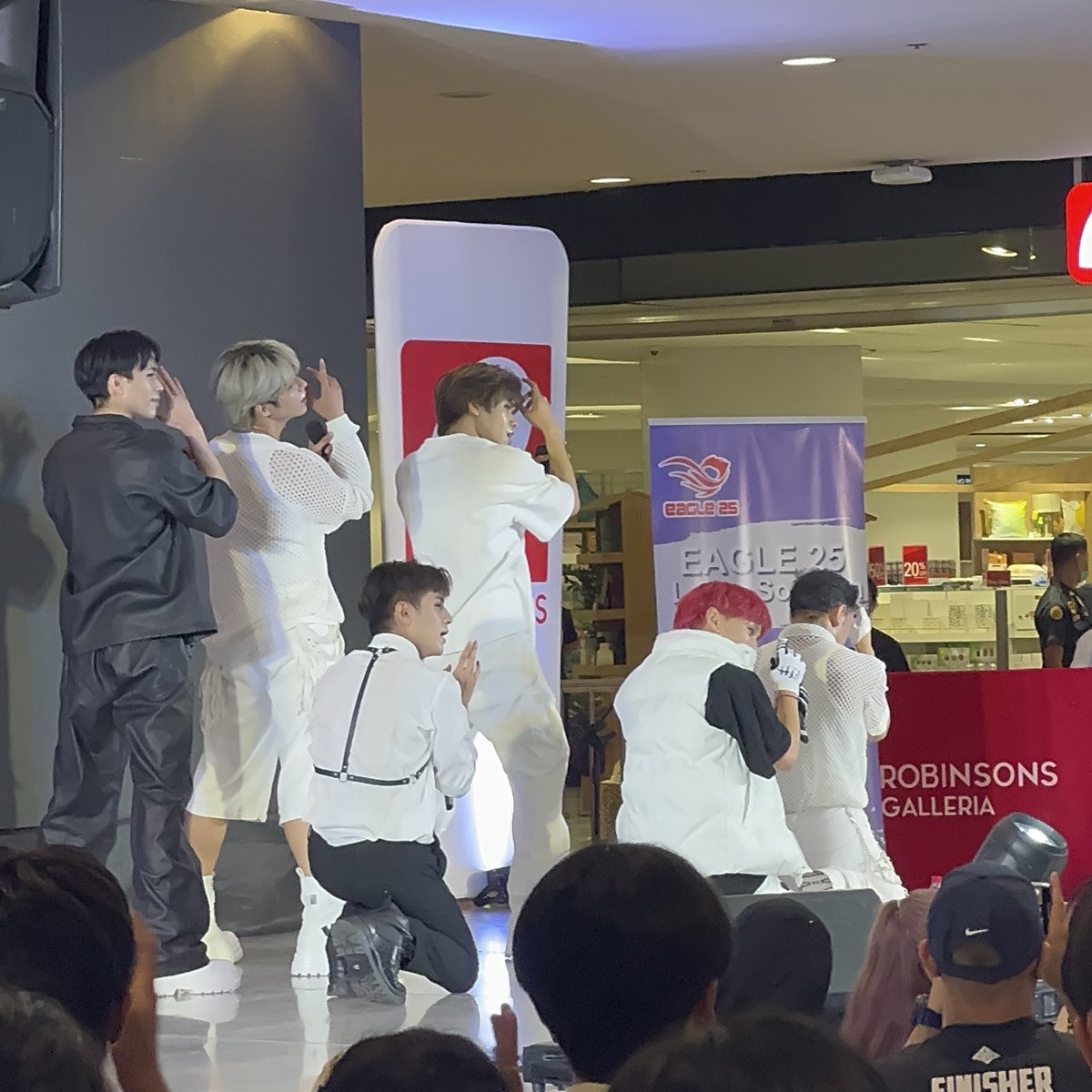 hchantress's tweet photo. Us: CR muna tayo bago mag-VR
Also us: *narinig ang Shaba Shaba, napatapos ang perf ng PLUUS at sobrang sulit sa fan service ni Justin*

P.S. 4th time ko na makita sila, sign na ba ‘to? 🤣

#PLUUS

cc: @Jellybinseong @Eyeysdc https://t.co/8DX8FZnBJm