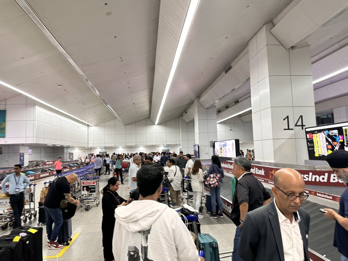 MonaliZeya's tweet photo. @cathaypacific travelled by CX695 to
Delhi. Flight landed at 9 pm, first bag on belt as per display is 9.06 pm. Yet whole flight waiting for their luggage. It’s 9.40 pm. #badmanagement #poorservice https://t.co/G7nLaD7p1h