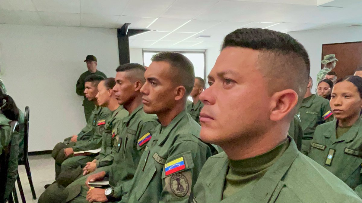 opermarcano4's tweet photo. Cumpliendo instrucciones de mi GJ @vladimirpadrino, visitamos la @AMOTHCH ,creación de la Revolución Bolivariana para la defensa de la Patria. Es admirable ver el arduo trabajo y preparación de los jóvenes que serán futuros líderes de nuestra #FANB. 

¡Academia Militar de Oficiales de Tropa CJ Hugo Rafael Chávez Frías, NADA NOS DETIENE!