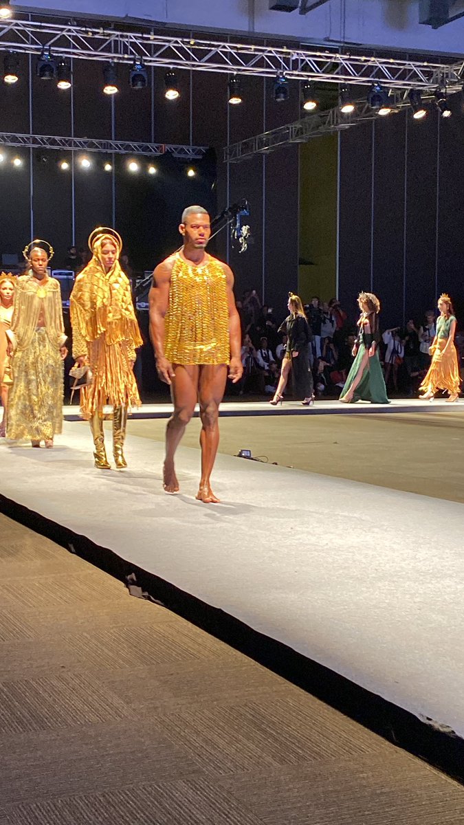soyjsebas18's tweet image. Pasarela del diseñador Colombiano radicado en Miami #ReiGiraldo en #DistritoModa