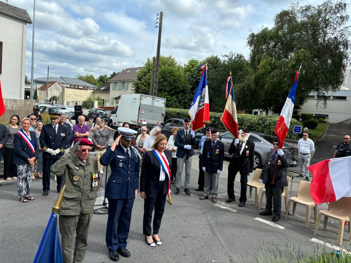 npouzyreff78's tweet photo. En 1954 les armes se taisaient à Diên Biên Phu.
En ce #8juin, nous rendons hommage aux combattants tombés pour la France en #Indochine.
Commémoration aux côtés de Mme le Maire du #Pecq, du Sous-préfet des Yvelines et de nos porte-drapeaux. https://t.co/2sZ03wilOk