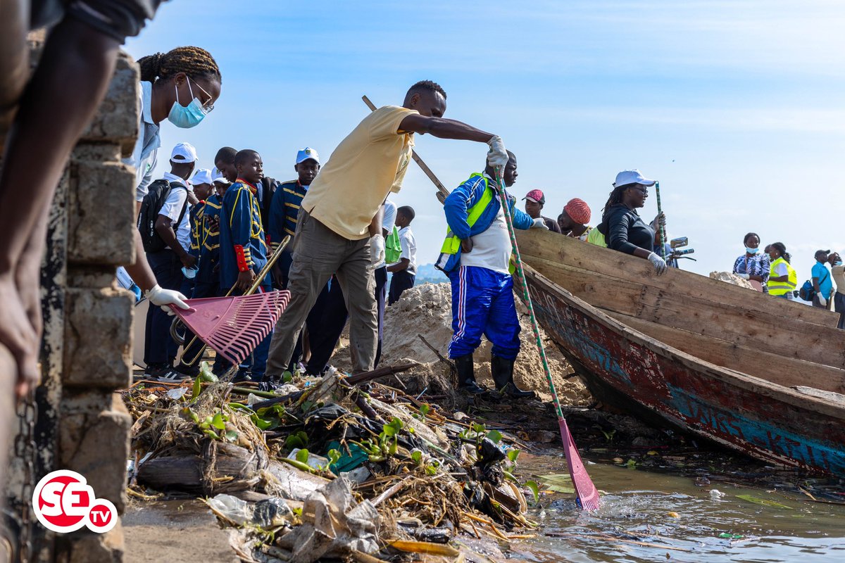 sapefoundation's tweet photo. Today, the #BugandaKingdomEnvironmentWeek2024 activities kicked in with a #CleanUp activity at #GabaLandingSite on #LakeVictoria. Thank you to all the partners and those that joined the cause. 
#KeepingLakeVictoriaClean.
#WorldEnvironmentDay‌2024 https://t.co/zibSQ3PRsT