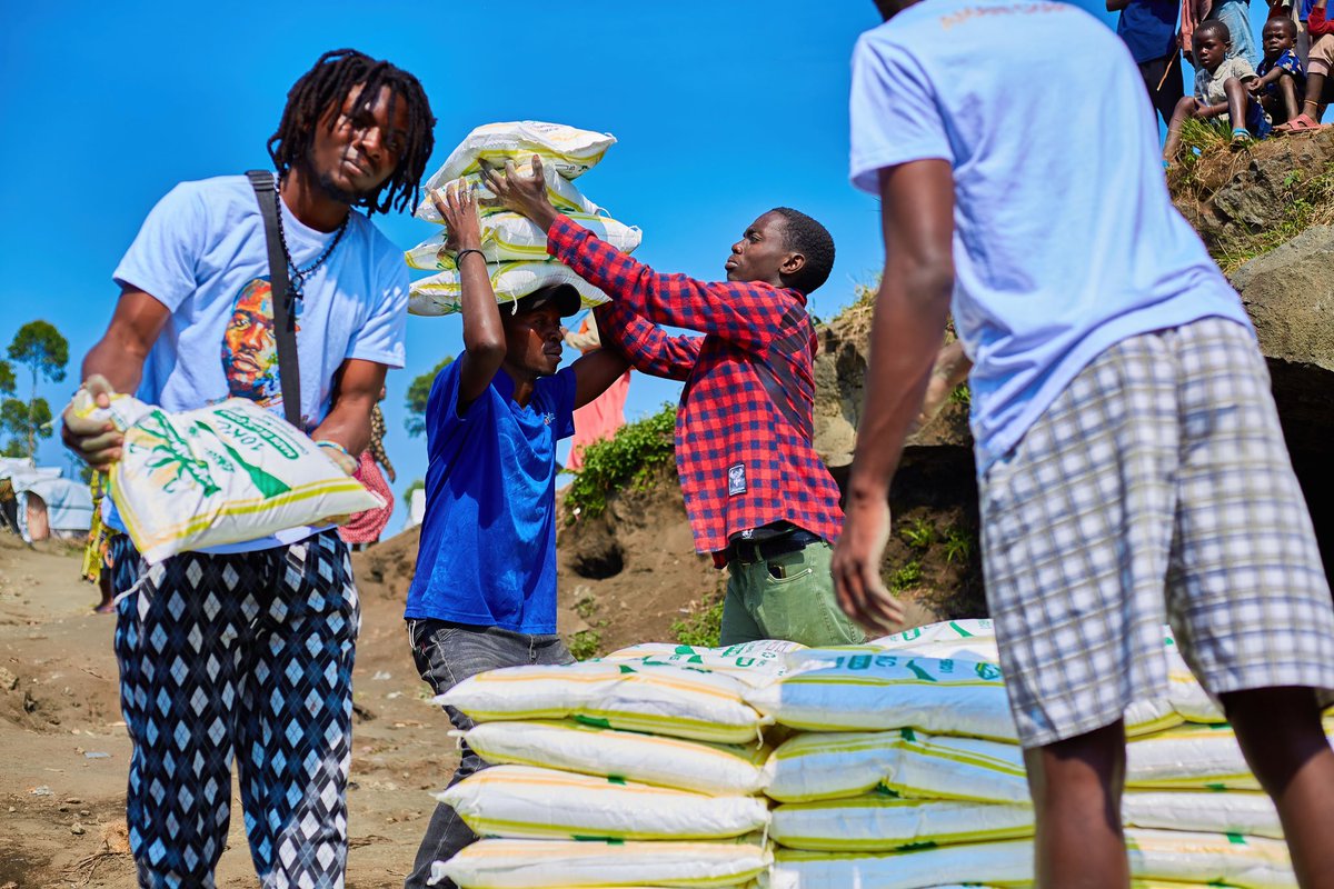 JeanLucMaroy4's tweet photo. Lors de la conférence sur les déplacés internes en Afrique, à laquelle j’ai été invité pour représenter la République Démocratique du Congo (RDC), nous avons longuement discuté de la situation préoccupante à l’est du pays. 1/6 @Poncia_N @leParrainRDC @techneismuse @MiandaMH https://t.co/JsUFU0IYQX