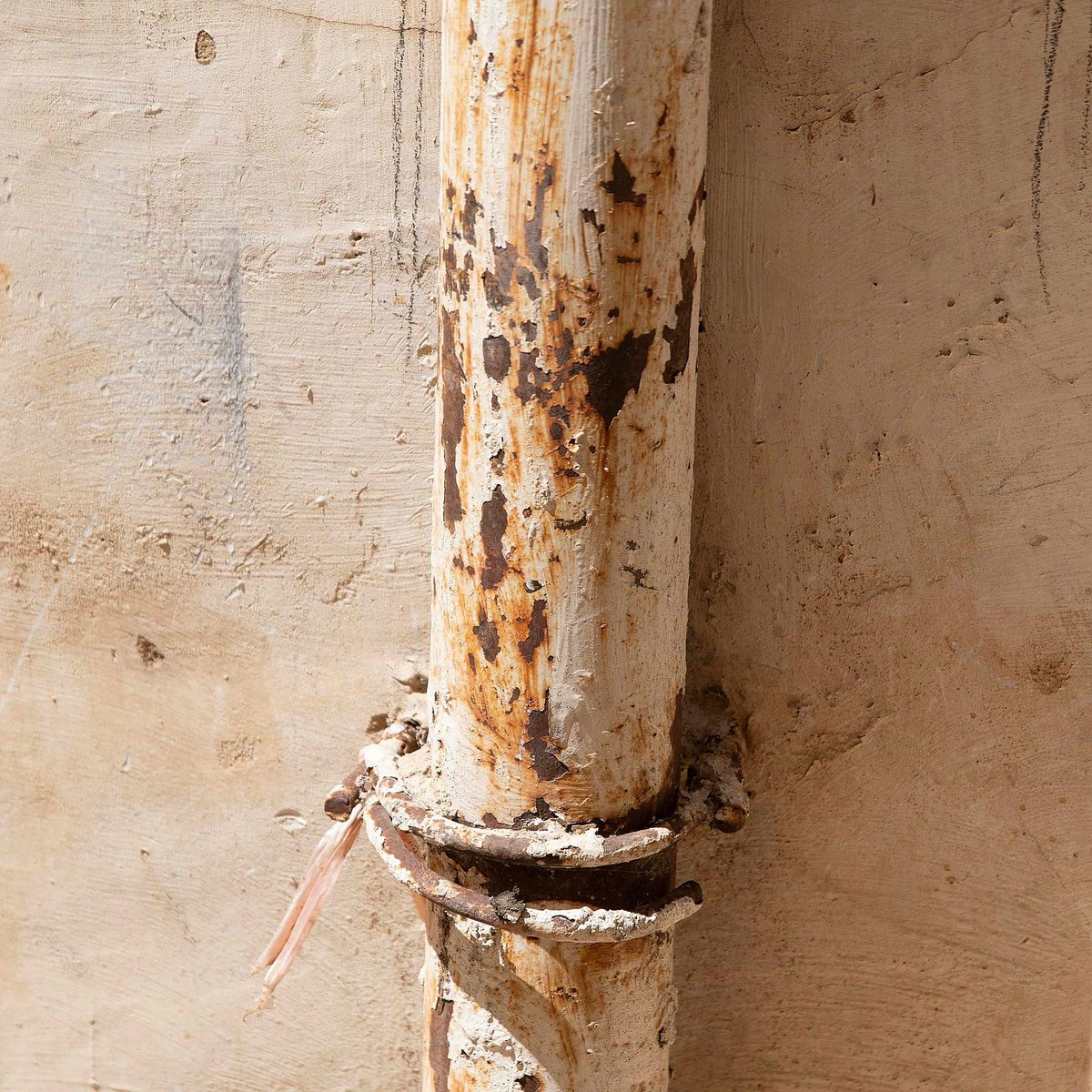 refs_sm's tweet photo. An aged, corroded pipeline that is no longer functional and is in need of replacement.

#ref #reference #artreference #rust  #artist #texturereference #texturethings #oldbuildings #moss #3d #refs #blender #fyp #digitalartist #blender3d  #scifi  #3dart #details #rustything https://t.co/SRhoGQQ7kL