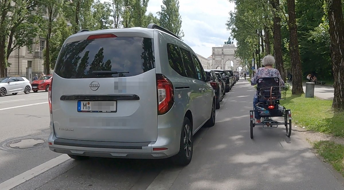 horemu's tweet image. Liebe Autoparker, die Fahrbahn der #Leopoldstraße in #München ist 18 Meter breit und hat sechs Fahr- und Parkspuren. 
Ist es echt zuviel verlangt, die Karren dort zu lagern, wo sie hingehören?
Wird Zeit, dass dort endlich der #Radschnellweg gebaut wird!
@Radlhauptstadt