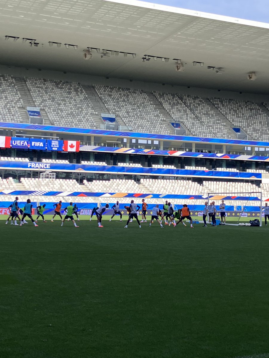L’<a href="/equipedefrance/">Equipe de France ⭐⭐</a> s’entraîne à Bordeaux à la veille de sa rencontre face au Canada, pas de <a href="/KMbappe/">Kylian Mbappé</a> sur la pelouse, « ménagé » pour cette séance à 1 semaine de l’<a href="/EURO2024FRA/">UEFA EURO 2024 🇫🇷</a> #euro2024 #euro #foot #Bordeaux #Mbappe <a href="/F3Aquitaine/">France 3 Aquitaine</a>