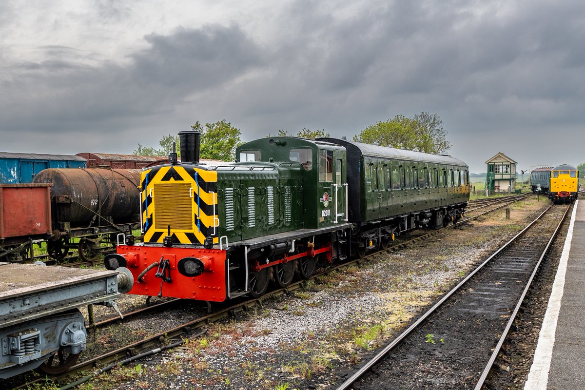 chriss_photos1's tweet image. D2081 (03081) awaits the arrival of 31105 'Radio Caroline' at Mangapps in rural Essex, taken 06th May 2024
@MangappsRly #Shunter #Class03 #Class31 #RadioCaroline