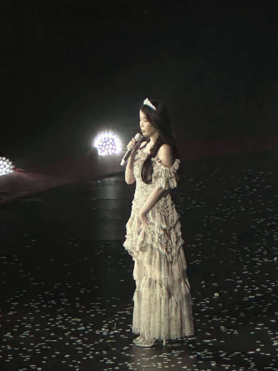 iu_haebaragi's tweet photo. Had the best time seeing IU 🥹 https://t.co/vzWtigh6Wm