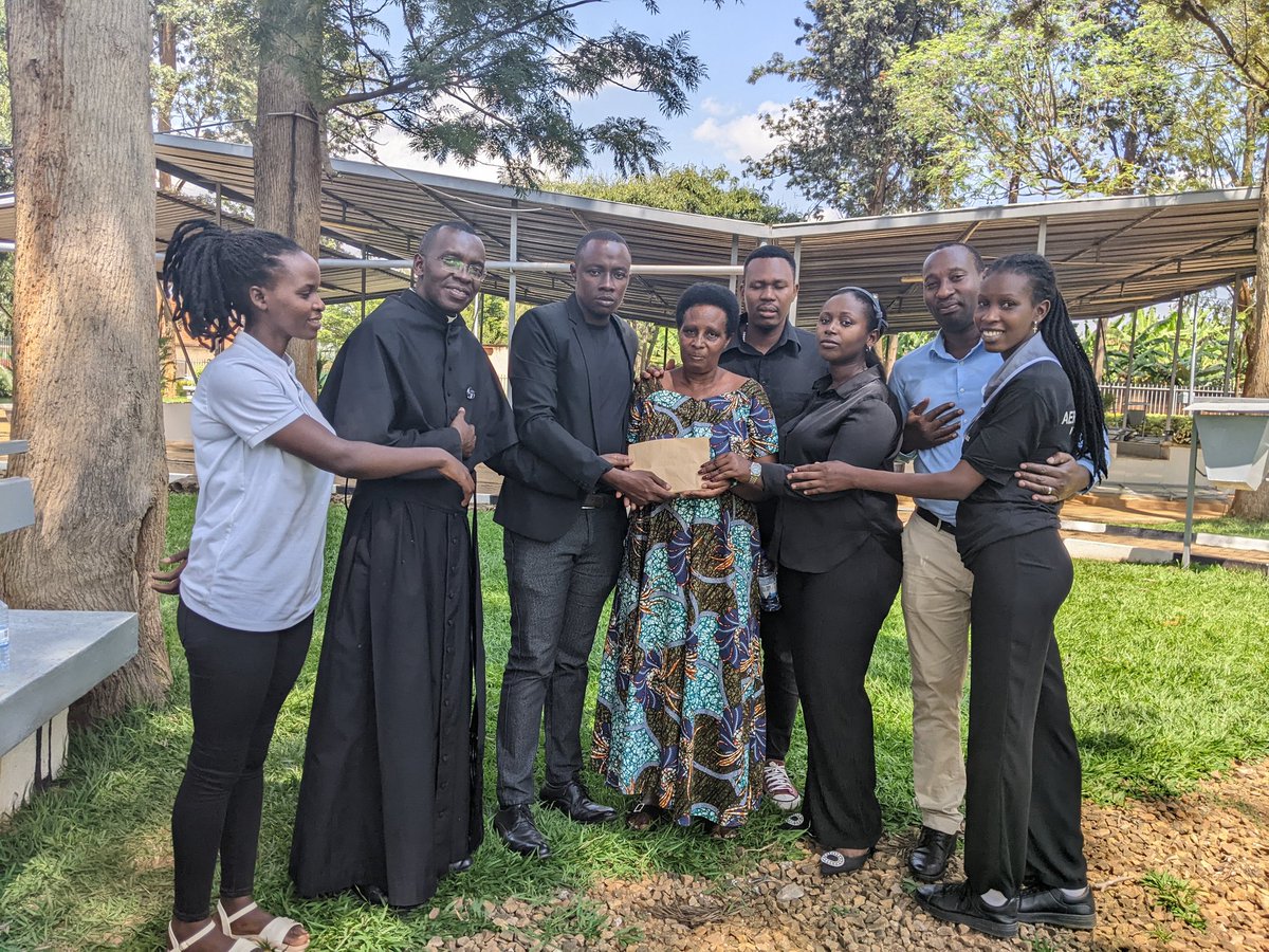 Nyuma yo gushyira indabo ku Rwibutso no kunamira abazize Genocide yakorewe abatutsi,abajene ba Zone Bugesera bakurikijeho igikorwa cyo kuremera umwe mu barokotse Genocide yakorewe abatutsi warokokeye I Nyamata.