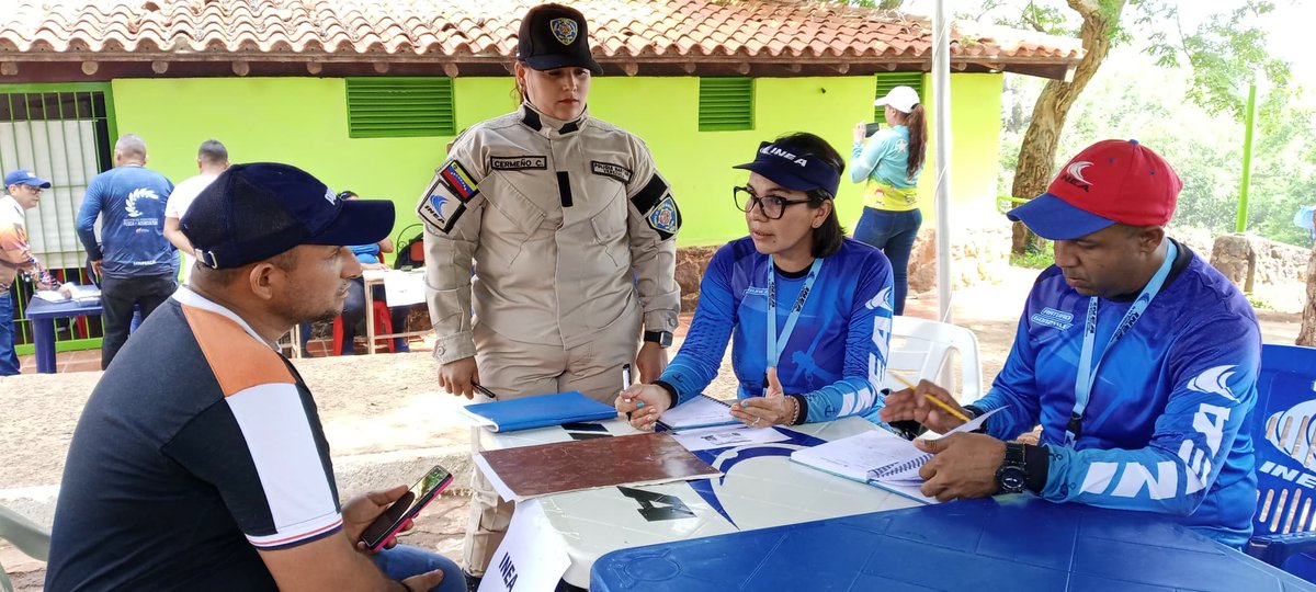 inea_venezuela's tweet photo. #8Jun Estuvimos en #CiudadBolivar a través de nuestra @capiptoCBolivar realizando una Jornada Integral en atención a los pescadores artesanales y población de #Palmarito en conjunto con @Insopesca y la defensoría pública dándole solución a sus necesidades.
🧵1/2

#SíVaNico https://t.co/bXqpgRD0hQ