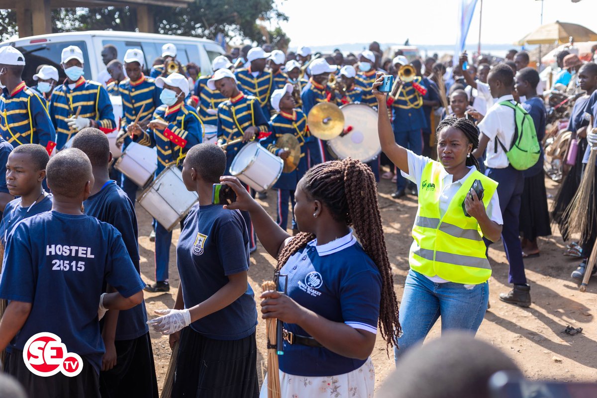 TR_Tusabe's tweet photo. A collective and voluntary action towards #MotherNature. We call it #BulungiBwaNsi in our #Luganda local language. 
Thank you @BugandaOfficial for this initiative.  Through @yes_global256, we are very much honored to be part of these activities. #LetLakeVictoriaBreath https://t.co/FfrJMsUKz7