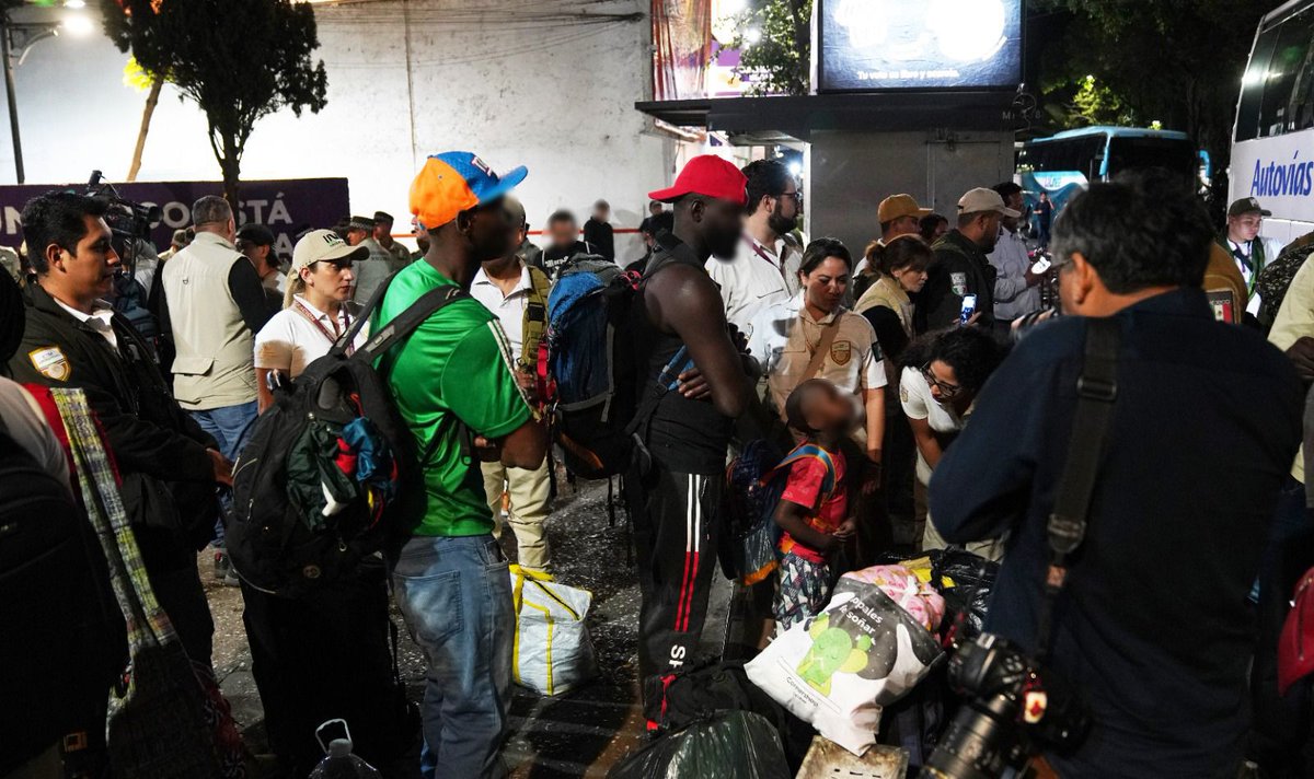 RedMorelos_N's tweet photo. 🌍 ¡BIENVENIDA HUMANITARIA! 🤝 Arriban a Morelos 76 migrantes de diversas nacionalidades, reciben la Tarjeta de Visitante por Razones Humanitarias en Cuernavaca para regularizar su estancia en México por al menos un año. 🛬🇲🇽 #Migración #Morelos #RedMorelosNoticias 🎥📰 https://t.co/K4tiE46sT3