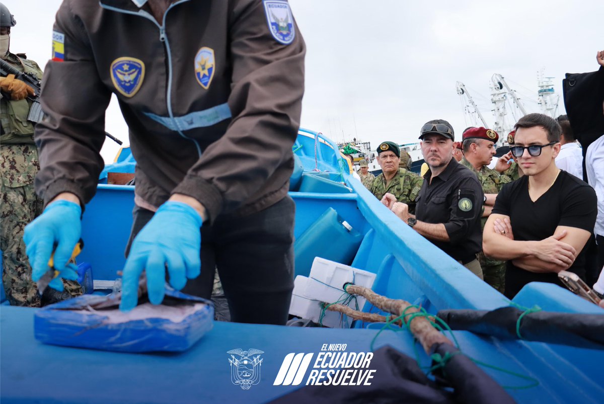 Presidencia_Ec's tweet photo. En Manta, el presidente @DanielNoboaOk constató la incautación de sustancias catalogadas sujetas a fiscalización. En un bote tipo fibra encontrado a 169 millas náuticas del Puerto de Manta se encontraron cerca de una tonelada, dando así un golpe duro al narcotráfico.

#ElNuevoEcuadorResuelve