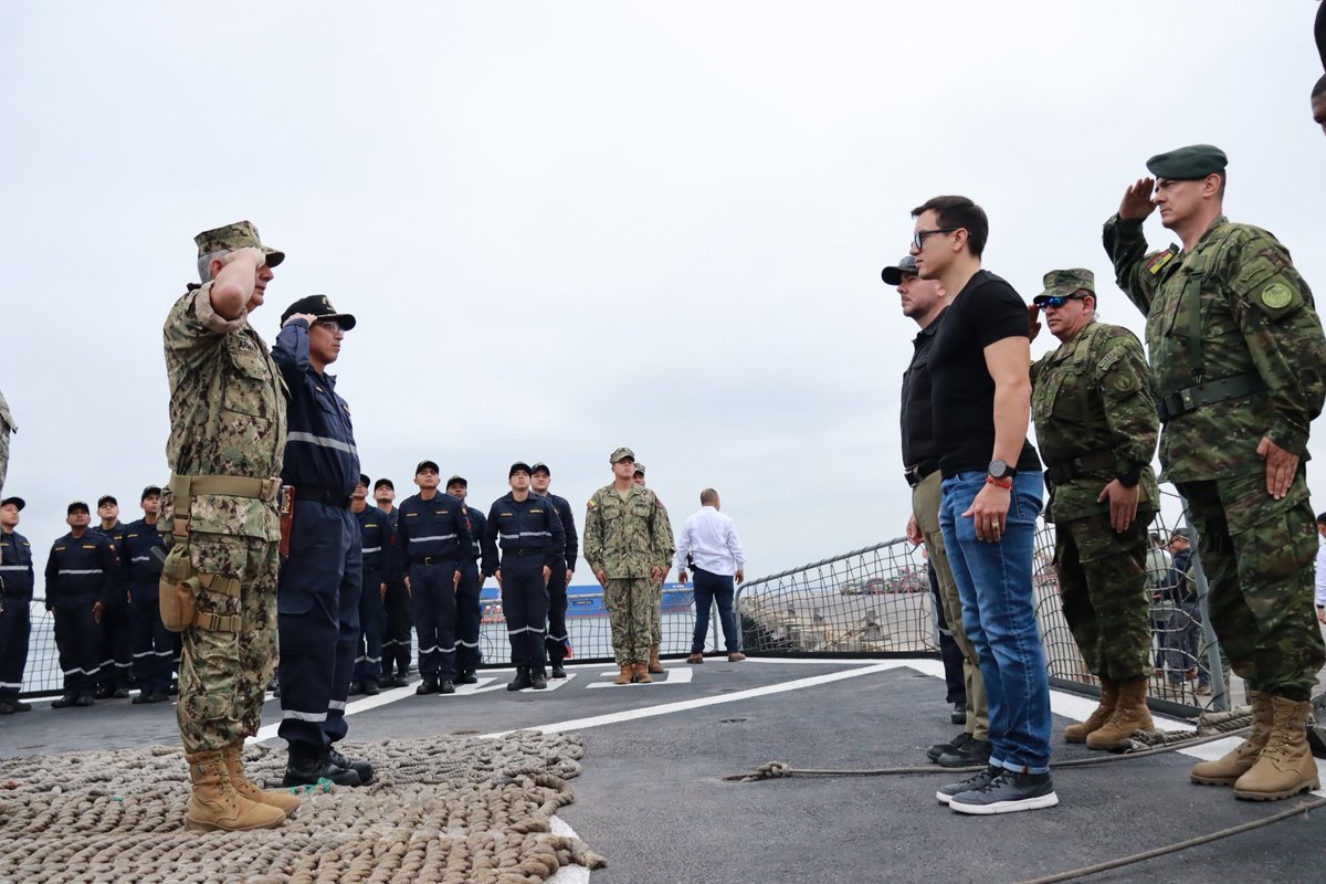 Presidencia_Ec's tweet photo. En Manta, el presidente @DanielNoboaOk constató la incautación de sustancias catalogadas sujetas a fiscalización. En un bote tipo fibra encontrado a 169 millas náuticas del Puerto de Manta se encontraron cerca de una tonelada, dando así un golpe duro al narcotráfico.

#ElNuevoEcuadorResuelve