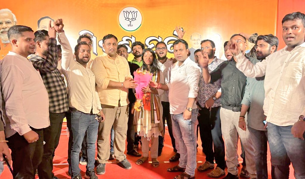 ଭାରତୀୟ ଜନତା ଯୁବମୋର୍ଚ୍ଚାର ରାଜ୍ୟ ଉପସଭାନେତ୍ରୀ ଭଉଣୀ ସଂଜଳି ମୁର୍ମୁ ବାଙ୍ଗିରୀପୋଷୀ ବିଧାନସଭାର ବିଜେପି ବିଧାୟିକା ଭାବେ ନିର୍ବାଚିତ ହେବା ଅବସରରେ ଆଜି <a href="/BJP4Odisha/">BJP Odisha</a> ରାଜ୍ୟ କାର୍ଯ୍ୟାଳୟରେ <a href="/BJYMOdisha/">BJYM Odisha</a> ର କାର୍ଯ୍ୟକର୍ତ୍ତା ଭାଇମାନଙ୍କ ସହିତ ଶୁଭେଚ୍ଛା ଓ ଅଭିନନ୍ଦନ ଜଣାଇଲୁ ।

#Odisha
#BJP