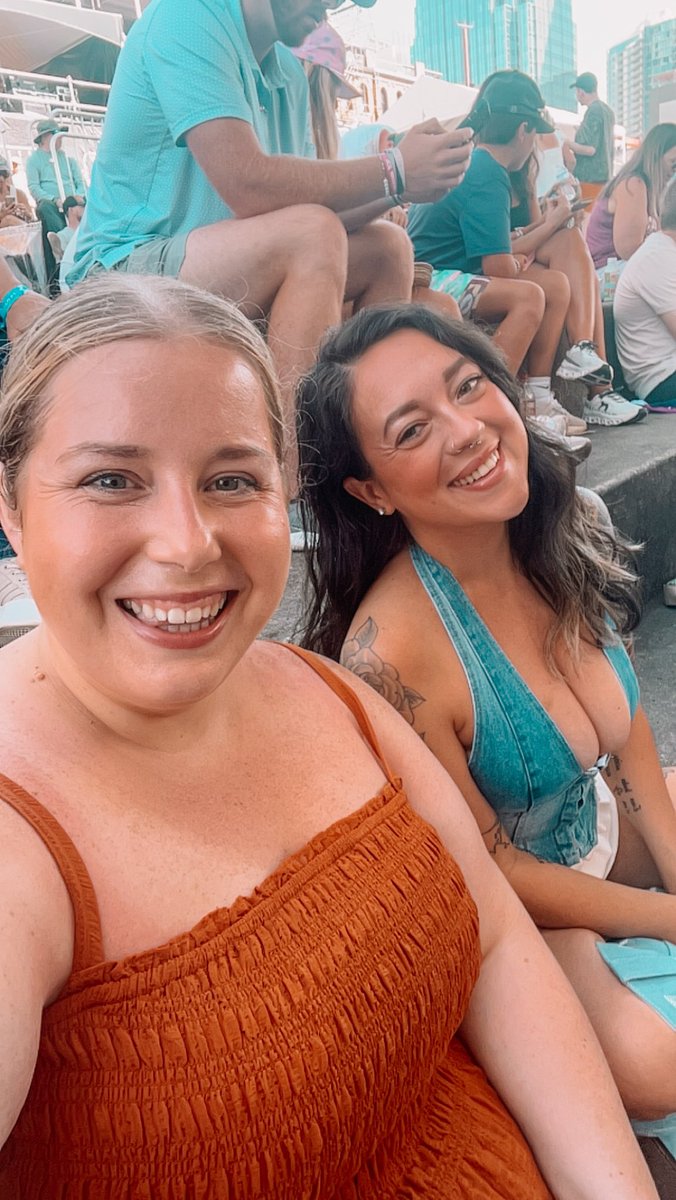 _dearjenna's tweet photo. cma weekend 🤝🏻 a barstool blackout

https://t.co/DcJE7hzlMf https://t.co/DLFLblUOjU