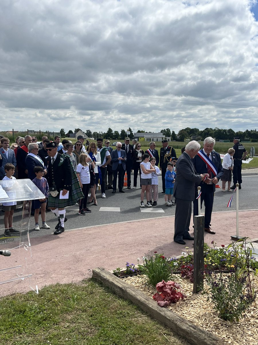 TerryDaigremont's tweet photo. Toujours à @SaintContest au rond point situé à l’intersection des routes d’#Authie et #Rosel, un hommage est rendu aux canadiens. 
#SaintContest #Calvados #Normandie https://t.co/NQAUPjnRQG