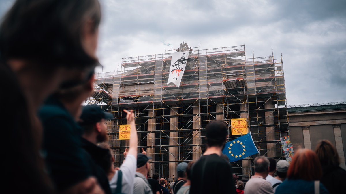 lederhosenrev's tweet photo. 🔴 Live: Wir stören die Demo gegen Rechts in München
Während in ganz Deutschland Menschen um Rouven L. trauern und sich wegen der verschlechterten Sicherheitslage sorgen, feiert die Münchner Schickeria lieber Feste gegen Rechts.
Identitäre Aktivisten klettern auf das Dach der staatlichen Antikensammlung, um die traurige Realität in die Elfenbeintürme zu tragen.
➡️ Wir fordern: morgen alle zur Wahl, um der bunten Zivilgesellschaft den nächsten Schreck einzujagen!
#MUC0806