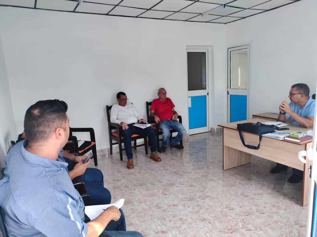 AntonioRdguezR's tweet photo. En la Empresa Filial #PANELEC , en SSpiritus, evaluamos, la mejora en las condiciones de trabajo y la fabricación de paneles eléctricos, para diferentes Estaciones de Bombeo, en varias provincias #CubaViveYTrabaja #INRHCuba https://t.co/mwXnxCUwwq
