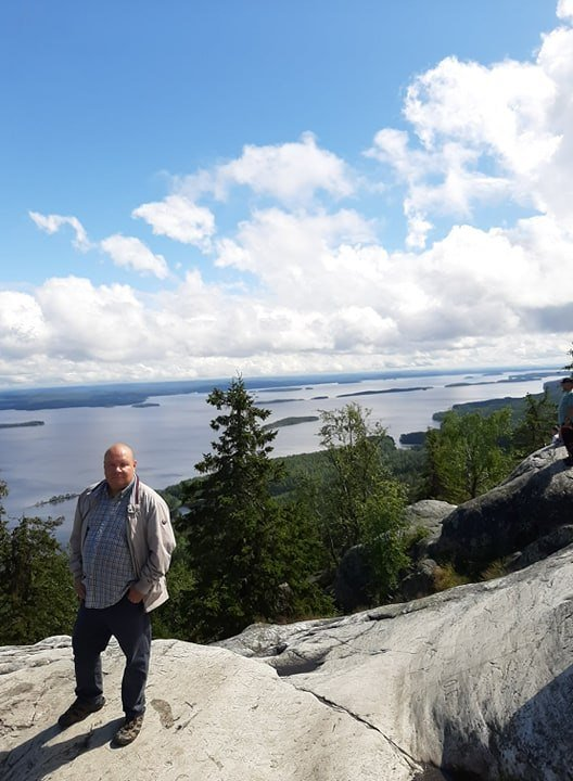 URBAN ZEN

Kesän nautintoja,
parranajo parvekkeella,
linnut visertävät,
juon kahvia korituolissa
ja haukkaan viineriä,
Wilma Murto hyppää
seivästä
yli humisevan metsän.

(8.6.2024)