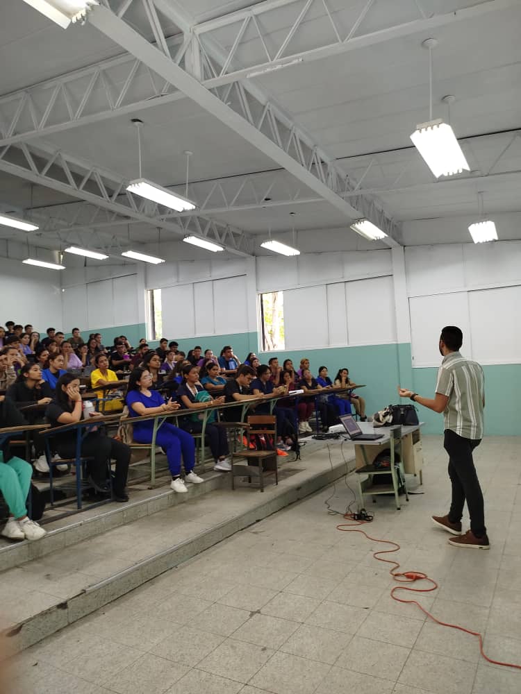 PabloPTeix's tweet photo. ¡Ayer cumplí un sueño! Desde pequeño siempre tuve el deseo de enseñar, cuando estaba sentado en los pupitres de la universidad veía a los profesores y me imaginaba estando ahí impartiendo conocimientos, hoy estoy del otro lado del aula y no puedo creerlo. Soy profesor UC 🤩 https://t.co/McRE5hcgpI