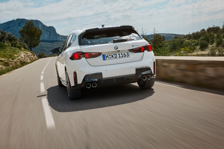 MotospotB's tweet photo. The iconic BMW 1 Series steps into its fourth generation, redefining the benchmarks of sportiness, sustainability, and cutting-edge technology The exterior of the new BMW 1 Series exudes athleticism and sophistication.
READ HERE ⬇️👇 
https://t.co/AzeenzJWU3
   @CapitalMotorsBW https://t.co/DSkzFFiWKP
