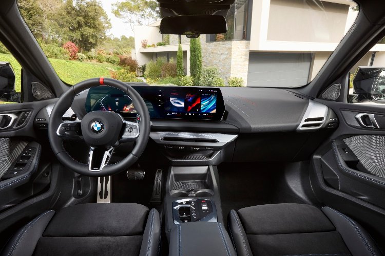 MotospotB's tweet photo. The iconic BMW 1 Series steps into its fourth generation, redefining the benchmarks of sportiness, sustainability, and cutting-edge technology The exterior of the new BMW 1 Series exudes athleticism and sophistication.
READ HERE ⬇️👇 
https://t.co/AzeenzJWU3
   @CapitalMotorsBW https://t.co/DSkzFFiWKP