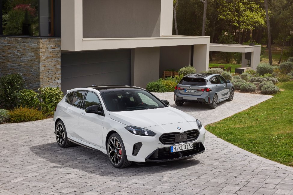 MotospotB's tweet photo. The iconic BMW 1 Series steps into its fourth generation, redefining the benchmarks of sportiness, sustainability, and cutting-edge technology The exterior of the new BMW 1 Series exudes athleticism and sophistication.
READ HERE ⬇️👇 
https://t.co/AzeenzJWU3
   @CapitalMotorsBW https://t.co/DSkzFFiWKP