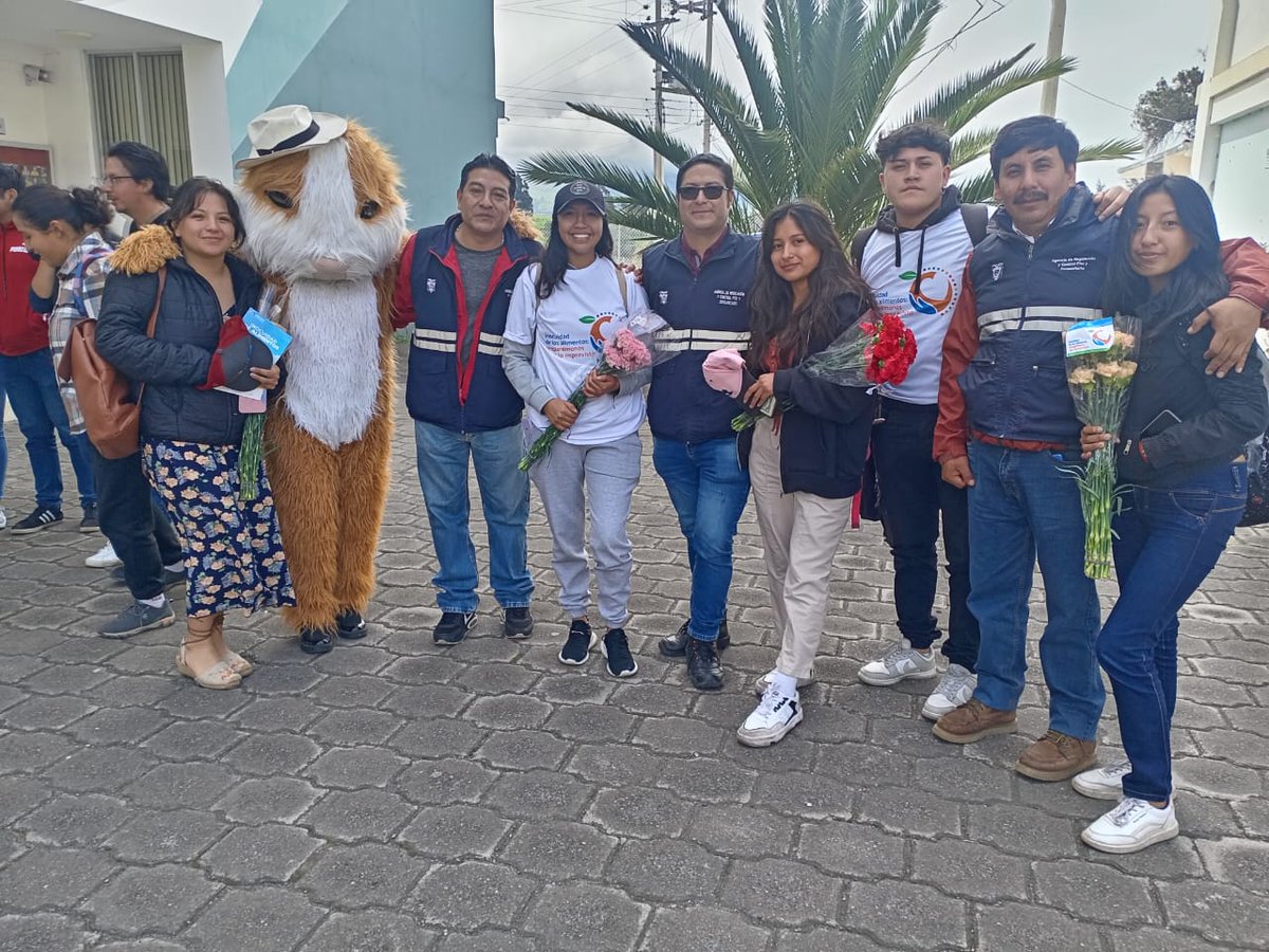 AgrocalidadZ3's tweet photo. #Cotopaxi | Capacitamos a estudiantes de la carrera de Agroindustrias de la @utcCotopaxi Campus Salache; sobre la importancia que tiene la inocuidad de los alimentos en cada etapa de la cadena antes de llegar a la mesa del consumidor, cantón Latacunga. #DMIA24 https://t.co/RdHC0Op90l