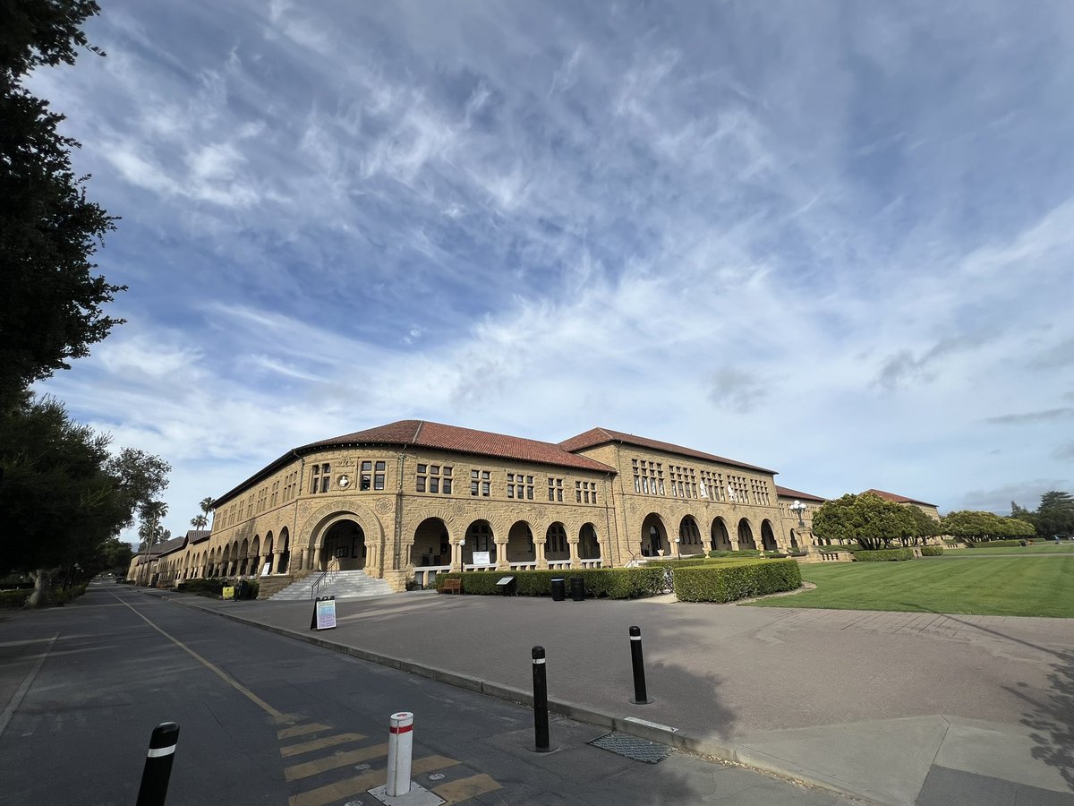 bidefde's tweet photo. Die @Stanford Uni. Überwältigende Atmosphäre und faszinierendes akademisches Leben. Nur ist beschämend, dass im frühen 19. Jhdt., als viele Chinesen nach Kalifornien auswanderten, der Gründer der Uni, Leland Stanford, diese Menschen noch als "minderwertige Rasse" bezeichnete https://t.co/djy9kd7GUt