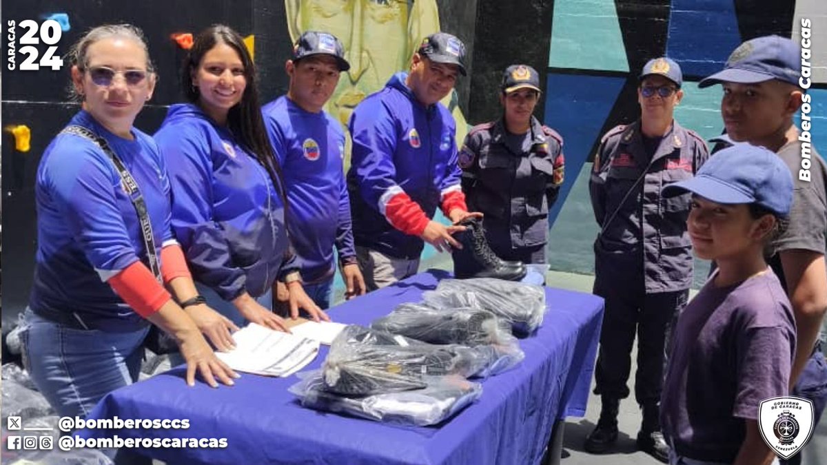 BomberosCcs's tweet photo. #08Jun Desde el Cuartel Central de los @BomberosCcs,  El @FBomberos (FONBE) realiza entrega de uniformes a la Brigada Infantil Juvenil Santiago León de Caracas.
@NicolasMaduro
@Nahumjfernandez
@cperezampueda
@gestionperfecta
@CeballosIchaso1 https://t.co/OB7uXCc7uD