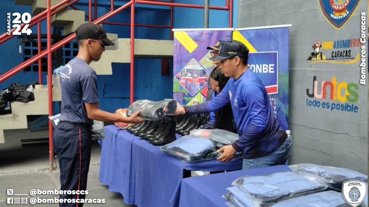 BomberosCcs's tweet photo. #08Jun Desde el Cuartel Central de los @BomberosCcs,  El @FBomberos (FONBE) realiza entrega de uniformes a la Brigada Infantil Juvenil Santiago León de Caracas.
@NicolasMaduro
@Nahumjfernandez
@cperezampueda
@gestionperfecta
@CeballosIchaso1 https://t.co/OB7uXCc7uD