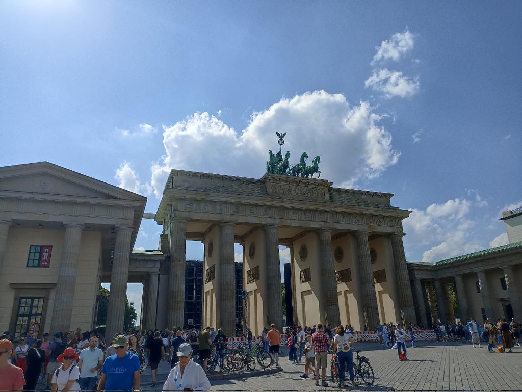 Eurovision_Fan7's tweet photo. Sorry, aber hier bekomme ich immer einen Ohrwurm ๐ ๐ถ"Vi ser Brandenburger Tor.
Ja, vi ser Brandenburger Tor๐ถ #EUROVISION #esc1990 #esc ๐ซถ https://t.co/73M4EMNzvP