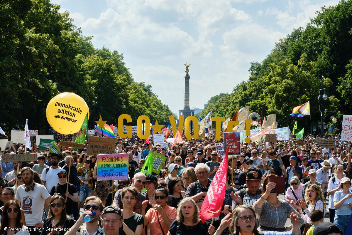greenpeace_de's tweet photo. Absolut großartig 🙌: Heute wieder 30.000 in Berlin und insgesamt 150.000 Menschen am Wochenende in ganz Deutschland haben vor der morgigen #Europawahl2024 ein starkes Zeichen gegen #Rechtsextremismus und für Demokratie gesetzt! #DemokratieVerteidigen https://t.co/4hNOoApl0Q
