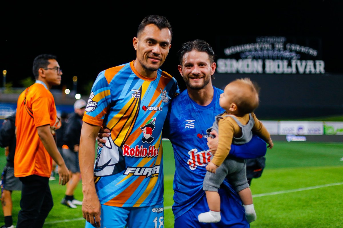 Lorenzo viendo al mejor de la historia!❤️🇻🇪🎩 <a href="/Arango_18/">Juan Fernando Arango</a> <a href="/LigaMonumental_/">Liga Monumental</a>