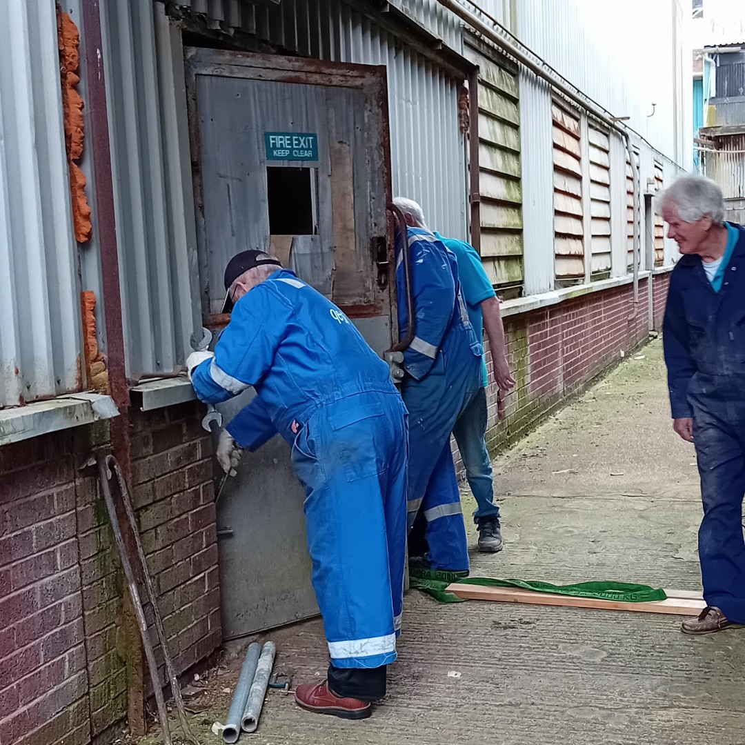 There is no end to our teams' skills. Here members of the Boat Shed team mend the door on Shed 118! If you think you can add some extra skills to the team maybe consider volunteering with us? Click for a list of our current volunteer roles available classicboatmuseum.com/volunteer-roles