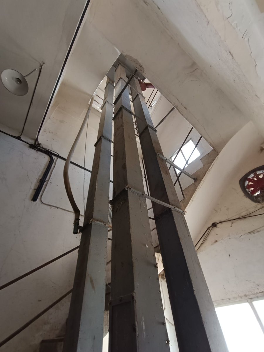 apudepa's tweet photo. 🗣️Hoy, Apudepa visitó el silo de las Pedrosas @comarcacincov cuya maquinaria industrial original el Ayuntamiento quiere desalojar. Hemos intentado hacerles ver que la readaptación de uso debe conllevar la preservación de la maquinaria. No están en ello.El patrimonio no importa😭 https://t.co/ztgfhHZ3lW