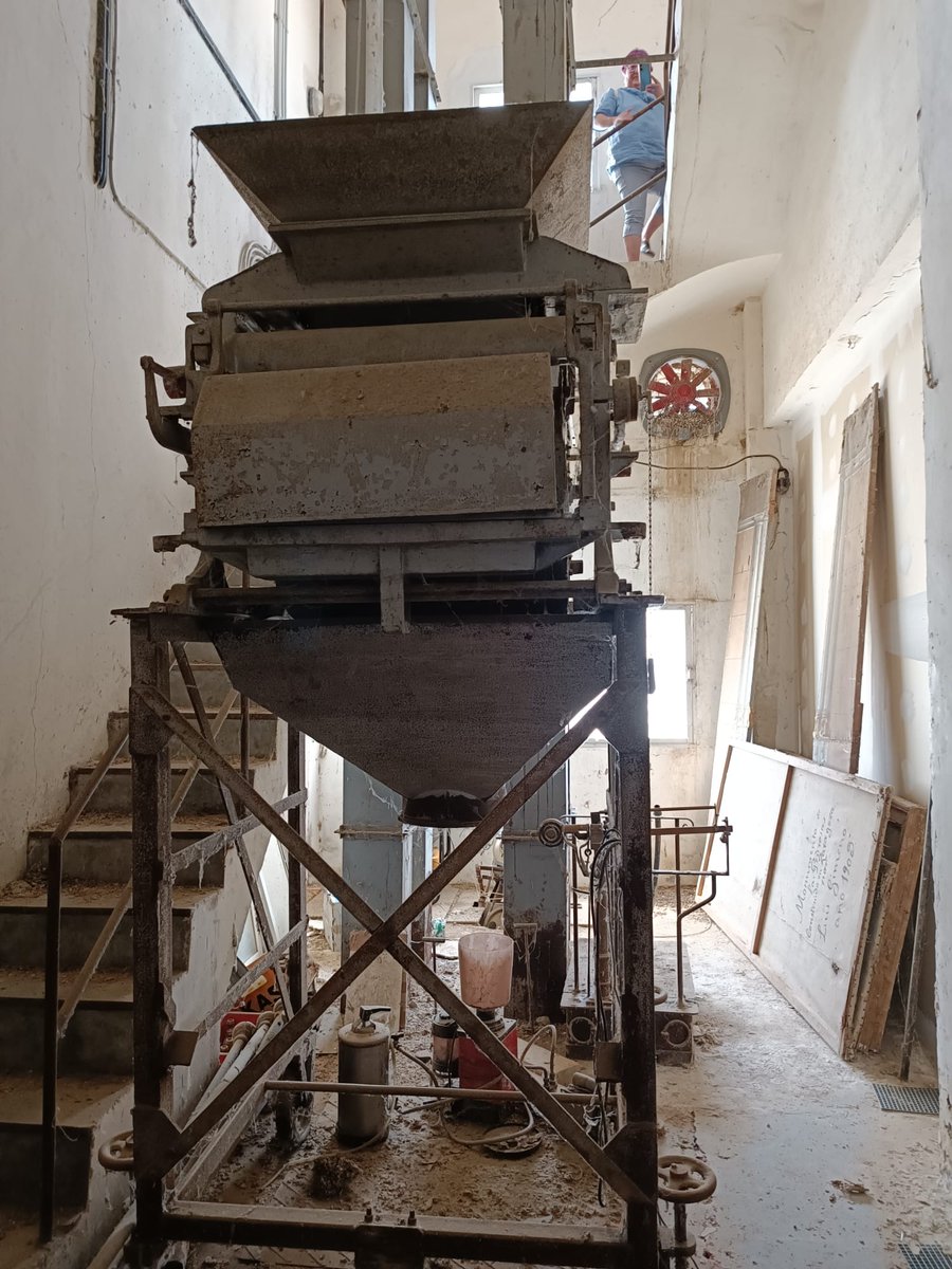 apudepa's tweet photo. 🗣️Hoy, Apudepa visitó el silo de las Pedrosas @comarcacincov cuya maquinaria industrial original el Ayuntamiento quiere desalojar. Hemos intentado hacerles ver que la readaptación de uso debe conllevar la preservación de la maquinaria. No están en ello.El patrimonio no importa😭 https://t.co/ztgfhHZ3lW